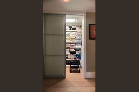 Apartamento à venda com 280m², 4 quartos e 4 vagas Apartamento à venda com 280m², 4 quartos e 4 vagasRoupeiro
