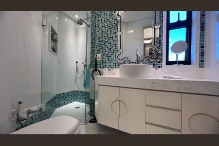 Apartamento à venda com 280m², 4 quartos e 4 vagas Apartamento à venda com 280m², 4 quartos e 4 vagasBanheiro da Suíte 1
