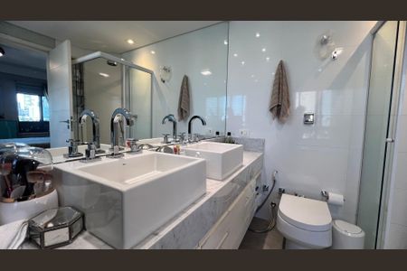 Apartamento à venda com 280m², 4 quartos e 4 vagas Apartamento à venda com 280m², 4 quartos e 4 vagasBanheiro da Suíte 3