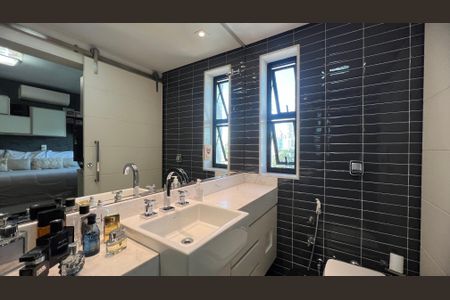 Apartamento à venda com 280m², 4 quartos e 4 vagas Apartamento à venda com 280m², 4 quartos e 4 vagasBanheiro da Suíte 2