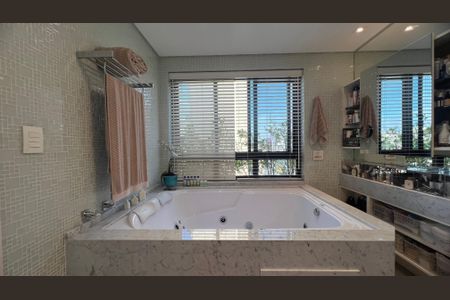 Apartamento à venda com 280m², 4 quartos e 4 vagas Apartamento à venda com 280m², 4 quartos e 4 vagasBanheiro da Suíte 3