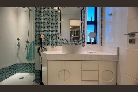 Apartamento à venda com 280m², 4 quartos e 4 vagas Apartamento à venda com 280m², 4 quartos e 4 vagasBanheiro da Suíte 1