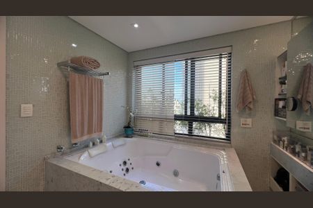 Apartamento à venda com 280m², 4 quartos e 4 vagas Apartamento à venda com 280m², 4 quartos e 4 vagasBanheiro da Suíte 3