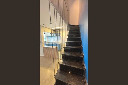 Apartamento à venda com 120m², 2 quartos e 2 vagas Apartamento à venda com 120m², 2 quartos e 2 vagasCozinha Escada