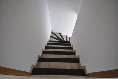 Casa à venda com 88m², 2 quartos e 2 vagasEscada