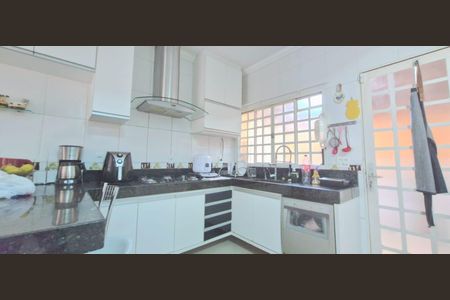 Casa à venda com 318m², 4 quartos e 1 vaga Casa à venda com 318m², 4 quartos e 1 vagaCozinha
