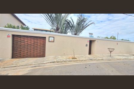 Casa à venda com 318m², 4 quartos e 1 vaga Casa à venda com 318m², 4 quartos e 1 vagaFachada