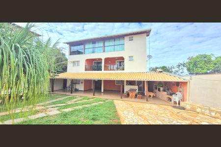 Casa à venda com 318m², 4 quartos e 1 vaga Casa à venda com 318m², 4 quartos e 1 vagaFachada