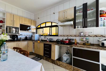 Casa à venda com 181m², 3 quartos e 2 vagas Casa à venda com 181m², 3 quartos e 2 vagasCozinha e Área de Serviço
