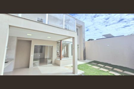 Casa à venda com 167m², 4 quartos e 1 vaga Casa à venda com 167m², 4 quartos e 1 vagaFachada