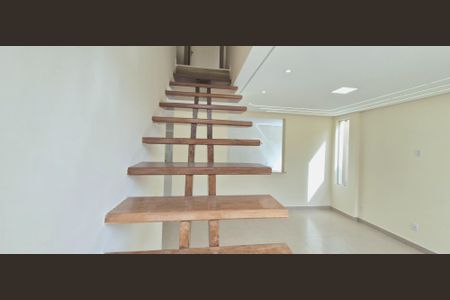 Casa à venda com 167m², 4 quartos e 1 vaga Casa à venda com 167m², 4 quartos e 1 vagaEscada