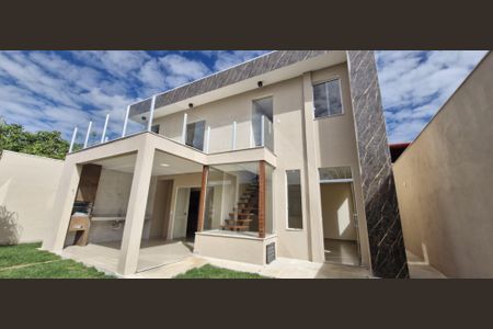 Casa à venda com 167m², 4 quartos e 1 vaga Casa à venda com 167m², 4 quartos e 1 vagaFachada