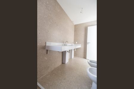 Casa de condomínio à venda com 415m², 4 quartos e 4 vagasBanheiro da Suíte 1