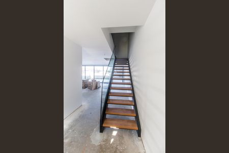 Casa de condomínio à venda com 415m², 4 quartos e 4 vagasEscada