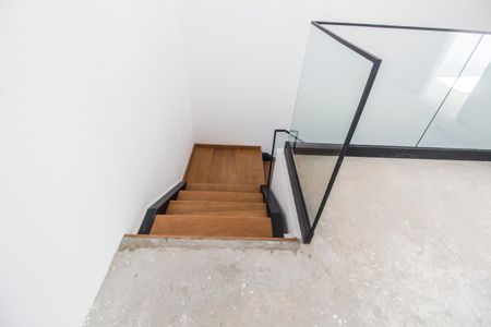 Casa de condomínio à venda com 415m², 4 quartos e 4 vagasEscada