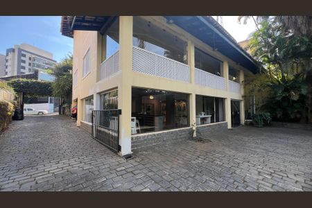 Casa à venda com 500m², 5 quartos e 8 vagas Casa à venda com 500m², 5 quartos e 8 vagasÁrea comum