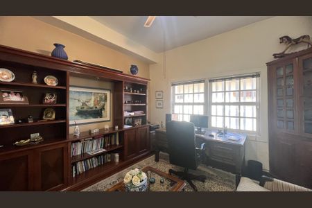 Casa à venda com 500m², 5 quartos e 8 vagas Casa à venda com 500m², 5 quartos e 8 vagasEscritório