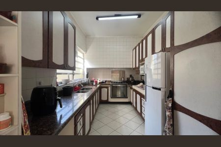 Casa à venda com 500m², 5 quartos e 8 vagas Casa à venda com 500m², 5 quartos e 8 vagasCozinha