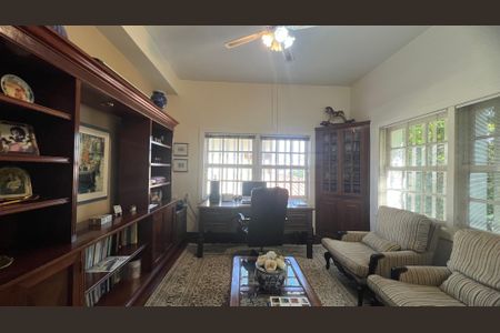 Casa à venda com 500m², 5 quartos e 8 vagas Casa à venda com 500m², 5 quartos e 8 vagasEscritório