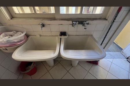 Casa à venda com 500m², 5 quartos e 8 vagas Casa à venda com 500m², 5 quartos e 8 vagasÁrea de Serviço