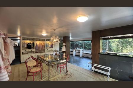 Casa à venda com 500m², 5 quartos e 8 vagas Casa à venda com 500m², 5 quartos e 8 vagasÁrea comum