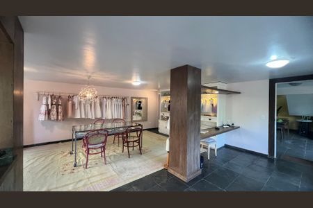 Casa à venda com 500m², 5 quartos e 8 vagas Casa à venda com 500m², 5 quartos e 8 vagasÁrea comum