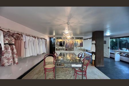 Casa à venda com 500m², 5 quartos e 8 vagas Casa à venda com 500m², 5 quartos e 8 vagasÁrea comum