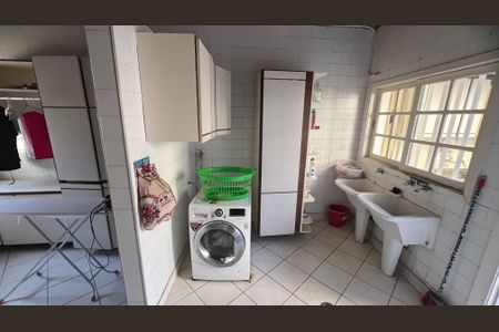 Casa à venda com 500m², 5 quartos e 8 vagas Casa à venda com 500m², 5 quartos e 8 vagasÁrea de Serviço
