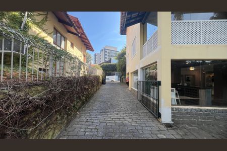 Casa à venda com 500m², 5 quartos e 8 vagas Casa à venda com 500m², 5 quartos e 8 vagasÁrea comum
