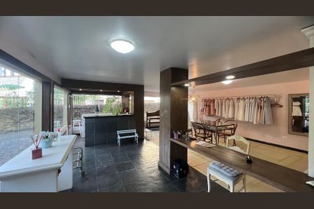 Casa à venda com 500m², 5 quartos e 8 vagas Casa à venda com 500m², 5 quartos e 8 vagasÁrea comum