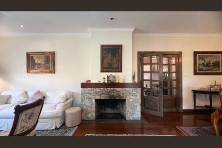 Casa à venda com 500m², 5 quartos e 8 vagas Casa à venda com 500m², 5 quartos e 8 vagasSala de TV