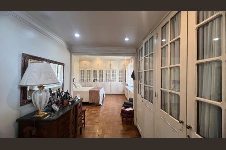 Casa à venda com 500m², 5 quartos e 8 vagas Casa à venda com 500m², 5 quartos e 8 vagasCloset Suíte 3