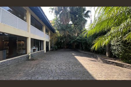 Casa à venda com 500m², 5 quartos e 8 vagas Casa à venda com 500m², 5 quartos e 8 vagasÁrea comum