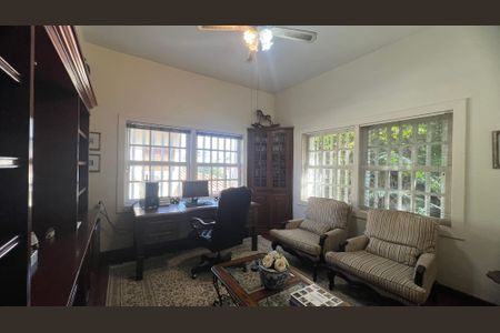 Casa à venda com 500m², 5 quartos e 8 vagas Casa à venda com 500m², 5 quartos e 8 vagasEscritório