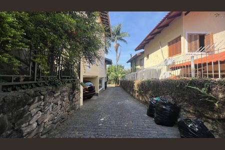 Casa à venda com 500m², 5 quartos e 8 vagas Casa à venda com 500m², 5 quartos e 8 vagasÁrea comum
