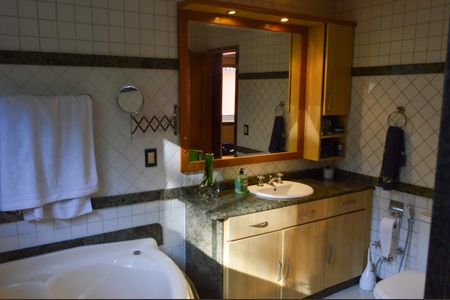 Casa de condomínio para alugar com 600m², 4 quartos e 2 vagasBanheiro da Suíte 2