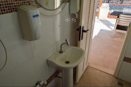 Casa de condomínio para alugar com 600m², 4 quartos e 2 vagasBanheiro da Área Gourmet