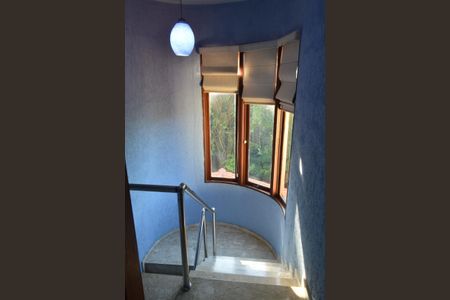 Casa de condomínio para alugar com 600m², 4 quartos e 2 vagasEscada