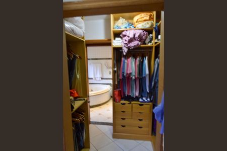 Casa de condomínio para alugar com 600m², 4 quartos e 2 vagasCloset da Suíte 2