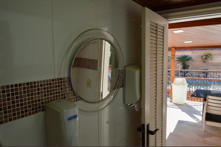 Casa de condomínio para alugar com 600m², 4 quartos e 2 vagasBanheiro da Área Gourmet