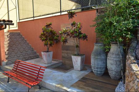 Casa de condomínio para alugar com 600m², 4 quartos e 2 vagasChuveirão