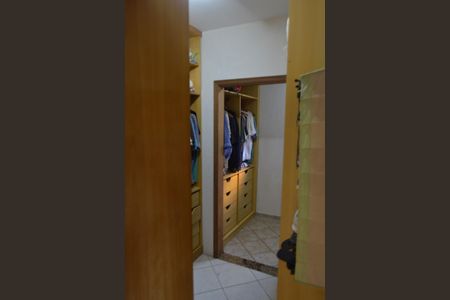 Casa de condomínio para alugar com 600m², 4 quartos e 2 vagasCloset da Suíte 2