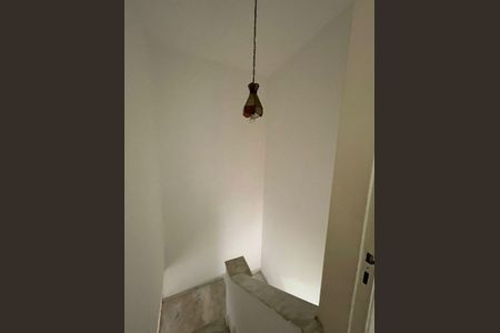 Casa à venda com 254m², 4 quartos e 2 vagas Casa à venda com 254m², 4 quartos e 2 vagasEscada