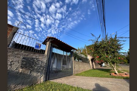 Casa à venda com 128m², 2 quartos e 2 vagas Casa à venda com 128m², 2 quartos e 2 vagasFachada