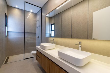 Casa de condomínio à venda com 240m², 3 quartos e 4 vagas Casa de condomínio à venda com 240m², 3 quartos e 4 vagasBanheiro da Suíte 1