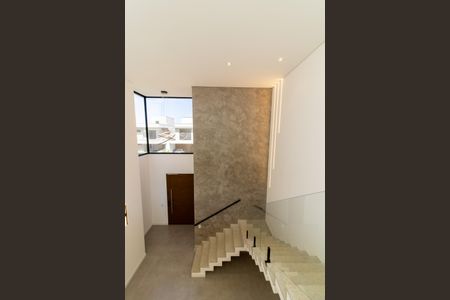 Casa de condomínio à venda com 240m², 3 quartos e 4 vagas Casa de condomínio à venda com 240m², 3 quartos e 4 vagasEscada
