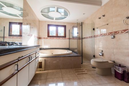 Casa de condomínio à venda com 540m², 4 quartos e 6 vagasBanheiro da Suíte 4