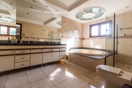 Casa de condomínio à venda com 540m², 4 quartos e 6 vagasBanheiro da Suíte 4