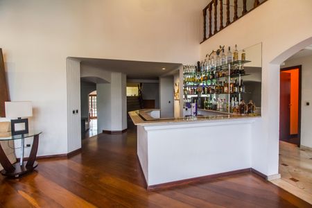 Casa de condomínio à venda com 540m², 4 quartos e 6 vagasSala