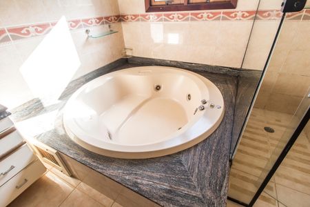 Casa de condomínio à venda com 540m², 4 quartos e 6 vagasBanheiro da Suíte 4